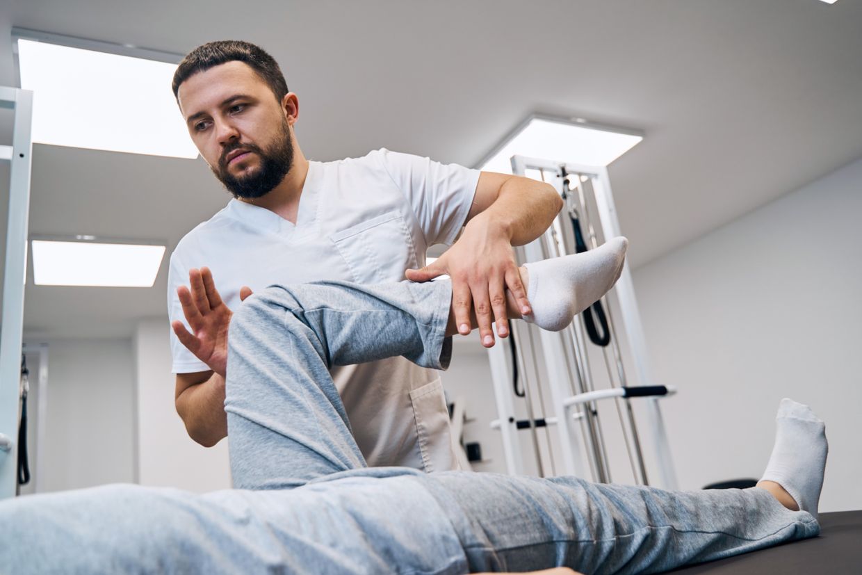 fisioterapeuta tratando rodilla